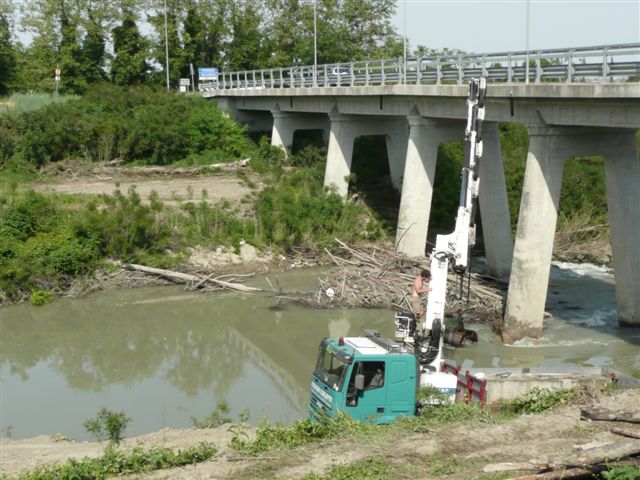 Rimozione detriti dal Ponte di S.M. Codifiume